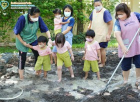 น้องเด็กเล็ก ย่ำดินและหว่านข้าว (ศ. 10 มิ.ย. 65) Image 1