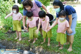 น้องเด็กเล็ก ย่ำดินและหว่านข้าว (ศ. 10 มิ.ย. 65) Image 8