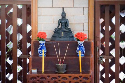 ป.1 &quot;โต๊ะหมู่บูชา&quot; การกราบ,สวดมนต์,นั่งสมาธิ,เดินจงกรม(26 ... Image 1