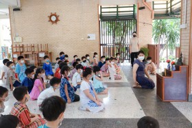 ป.1 &quot;โต๊ะหมู่บูชา&quot; การกราบ,สวดมนต์,นั่งสมาธิ,เดินจงกรม(26 ก. ... Image 2