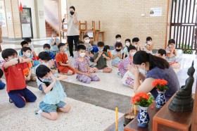 ป.1 &quot;โต๊ะหมู่บูชา&quot; การกราบ,สวดมนต์,นั่งสมาธิ,เดินจงกรม(26 ก. ... Image 3