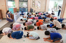 ป.1 &quot;โต๊ะหมู่บูชา&quot; การกราบ,สวดมนต์,นั่งสมาธิ,เดินจงกรม(26 ก. ... Image 4