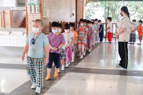 ป.1 &quot;โต๊ะหมู่บูชา&quot; การกราบ,สวดมนต์,นั่งสมาธิ,เดินจงกรม(26 ก. ... Image 5