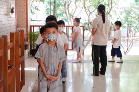 ป.1 &quot;โต๊ะหมู่บูชา&quot; การกราบ,สวดมนต์,นั่งสมาธิ,เดินจงกรม(26 ก. ... Image 6