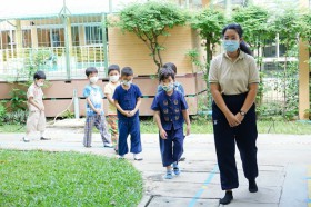 ป.1 &quot;โต๊ะหมู่บูชา&quot; การกราบ,สวดมนต์,นั่งสมาธิ,เดินจงกรม(26 ก. ... Image 7