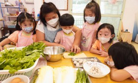 น้องเด็กเล็กประกอบอาหาร (สุกี้ยากี้) จากผักที่ปลูก (ศ.๒๔ ก.พ ... Image 1