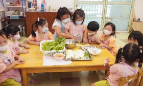 น้องเด็กเล็กประกอบอาหาร (สุกี้ยากี้) จากผักที่ปลูก (ศ.๒๔ ก.พ ... Image 2