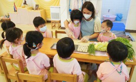 น้องเด็กเล็กประกอบอาหาร (สุกี้ยากี้) จากผักที่ปลูก (ศ.๒๔ ก.พ ... Image 3