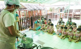 น้องเด็กเล็กประกอบอาหาร (สุกี้ยากี้) จากผักที่ปลูก (ศ.๒๔ ก.พ ... Image 4