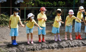 อนุบาล 2 และ อนุบาล 3 หว่านข้าวในแปลงนา (14 ก.ค.66) Image 10