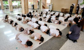 ป.1 กิจกรรมปลุกสติ &quot;การกราบ การไหว้ เดินจงกรม&quot; (24 ก.ค.66) Image 2