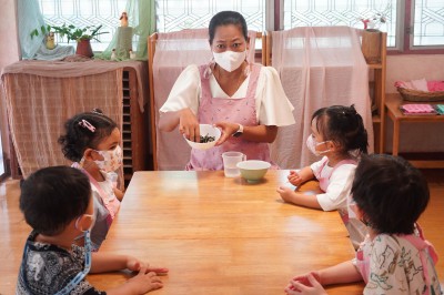 กิจกรรมประกอบอาหาร บ้านเด็กเล็ก (ทำวุ้นอัญชัน) พฤ. 4 เม.ย. ... Image 1