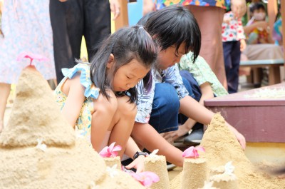 กิจกรรมวันสงกรานต์ &quot;ก่อเจดีย์ทราย&quot; (11 เม.ย.67) FLEXI_IMAGE 1