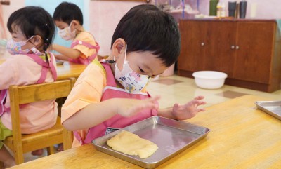 กิจกรรมปั้นขี้ผึ้ง-ร้อยดอกไม้-ปั้นขนมปัง (บ้านเด็กเล็ก) ... Image 1