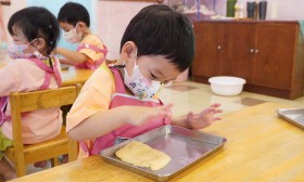 กิจกรรมปั้นขี้ผึ้ง-ร้อยดอกไม้-ปั้นขนมปัง (บ้านเด็กเล็ก) 27-3 ... Image 15