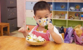 กิจกรรมปั้นขี้ผึ้ง-ร้อยดอกไม้-ปั้นขนมปัง (บ้านเด็กเล็ก) 27-3 ... Image 4