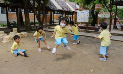 อนุบาล 2 กิจกรรมส่งเสริมพัฒนาการ เล่นกระโดดยาง (ศ. 31 ... Image 1
