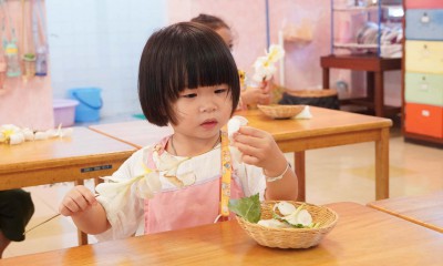 กิจกรรมร้อยดอกไม้และปั้นขี้ผึ้ง (บ้านเด็กเล็ก) - จ. 1 ก.ค. ... Image 1