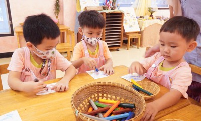น้องเด็กเล็กทำชิ้นงานการ์ดวันแม่ให้คุณแม่ Image 1