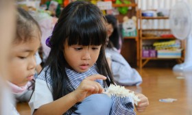 อนุบาล 1 กิจกรรมร้อยดอกไม้ (อ. 22 ต.ค.67) Image 4
