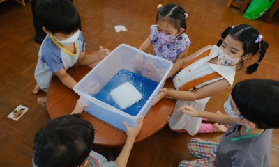 อนุบาล 3 การทดลองการละลายของน้ำแข็ง (พ. 18 ธ.ค.67) Image 1