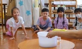 อนุบาล 3 การทดลองการละลายของน้ำแข็ง (พ. 18 ธ.ค.67) Image 3