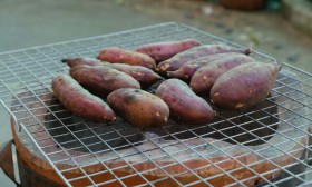 อนุบาล 2 &quot;ทำข้าวจี่&quot; กิจกรรมประกอบอาหารคลายหนาว (ศ. 20 ธ.ค.6 ... Image 1