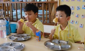 อนุบาล 2 &quot;ทำข้าวจี่&quot; กิจกรรมประกอบอาหารคลายหนาว (ศ. 20 ธ.ค.6 ... Image 11