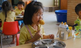 อนุบาล 2 &quot;ทำข้าวจี่&quot; กิจกรรมประกอบอาหารคลายหนาว (ศ. 20 ธ.ค.6 ... Image 12