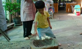 อนุบาล 2 &quot;ทำข้าวจี่&quot; กิจกรรมประกอบอาหารคลายหนาว (ศ. 20 ธ.ค.6 ... Image 3