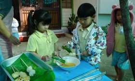 อนุบาล 2 &quot;ทำข้าวจี่&quot; กิจกรรมประกอบอาหารคลายหนาว (ศ. 20 ธ.ค.6 ... Image 5