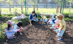 อนุบาล 2 เตรียมดินปลูกผัก (จ. 6 ม.ค.68) Image 1