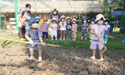 น้องเด็กเล็กเตรียมดินและเพาะเมล็ดผัก (จ. 6 ม.ค. 68) Image 1