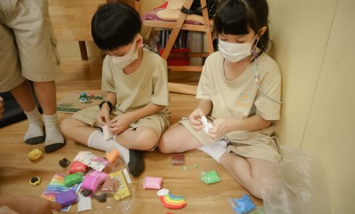 ป.1 ทำชิ้นงานกลุ่ม &quot;วัตถุบนท้องฟ้า&quot; (31 ม.ค.68) FLEXI_IMAGE 1