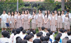 น้องมอบของที่ระลึกให้พี่ ป.6 ,ร้องเพลง กล่าวคำลาและขอบคุณ (2 ... Image 11