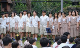 น้องมอบของที่ระลึกให้พี่ ป.6 ,ร้องเพลง กล่าวคำลาและขอบคุณ (2 ... Image 12