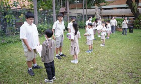 น้องมอบของที่ระลึกให้พี่ ป.6 ,ร้องเพลง กล่าวคำลาและขอบคุณ (2 ... Image 2