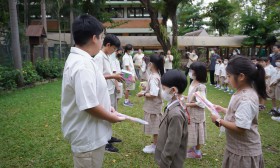 น้องมอบของที่ระลึกให้พี่ ป.6 ,ร้องเพลง กล่าวคำลาและขอบคุณ (2 ... Image 3