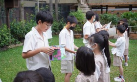 น้องมอบของที่ระลึกให้พี่ ป.6 ,ร้องเพลง กล่าวคำลาและขอบคุณ (2 ... Image 4