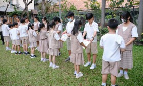 น้องมอบของที่ระลึกให้พี่ ป.6 ,ร้องเพลง กล่าวคำลาและขอบคุณ (2 ... Image 6