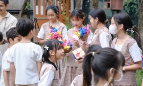 น้องมอบของที่ระลึกให้พี่ ป.6 ,ร้องเพลง กล่าวคำลาและขอบคุณ (2 ... Image 7