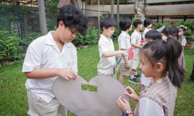 น้องมอบของที่ระลึกให้พี่ ป.6 ,ร้องเพลง กล่าวคำลาและขอบคุณ (2 ... Image 8