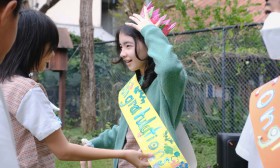 น้องมอบของที่ระลึกให้พี่ ป.6 ,ร้องเพลง กล่าวคำลาและขอบคุณ (2 ... Image 9