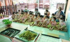 น้องเด็กเล็กเก็บผักบุ้งที่ปลูก และทำผักบุ้งชุบแป้งทอด 27-28  ... Image 10