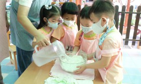 น้องเด็กเล็กเก็บผักบุ้งที่ปลูก และทำผักบุ้งชุบแป้งทอด 27-28  ... Image 11