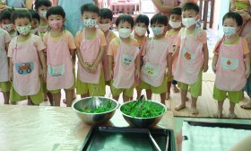 น้องเด็กเล็กเก็บผักบุ้งที่ปลูก และทำผักบุ้งชุบแป้งทอด 27-28  ... Image 12