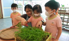 น้องเด็กเล็กเก็บผักบุ้งที่ปลูก และทำผักบุ้งชุบแป้งทอด 27-28  ... Image 2