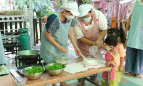 น้องเด็กเล็กเก็บผักบุ้งที่ปลูก และทำผักบุ้งชุบแป้งทอด 27-28  ... Image 8