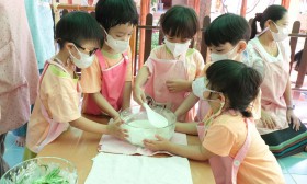 น้องเด็กเล็กเก็บผักบุ้งที่ปลูก และทำผักบุ้งชุบแป้งทอด 27-28  ... Image 9