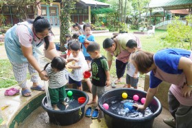 กิจกรรมเล่นสนุกกับน้ำ และก่อเจดีย์ทราย (บ้านเด็กเล็ก) ๔,๘ เม ... Image 1